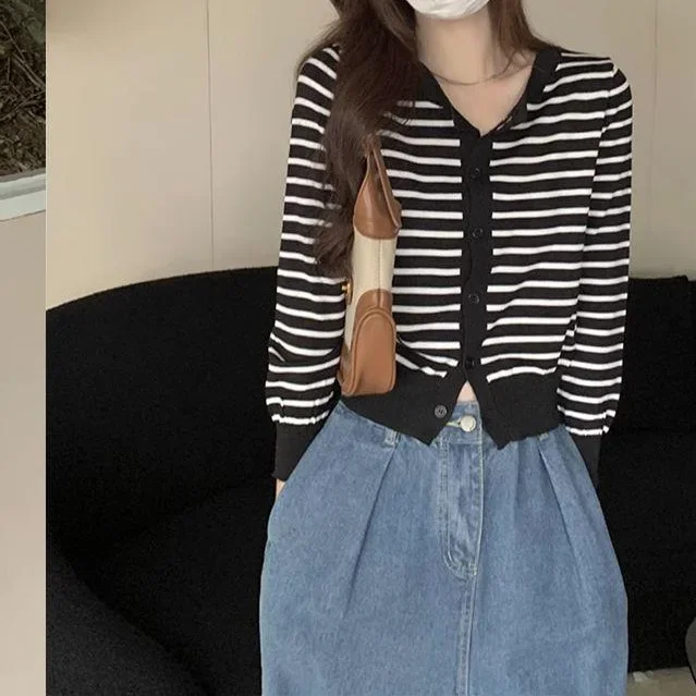 Hot Sale Of The Season Korean Striped Knitwear Thin Long Sleeve V-Neck Base Layer Short Women's Spring Early Autumn Top Bottomin